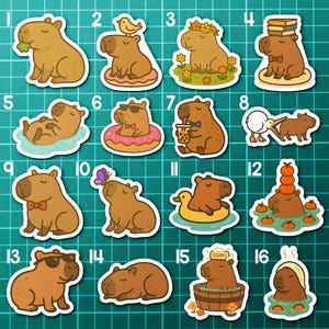 Puede incluir: Una colección de dieciséis pegatinas de capibaras de dibujos animados en varias poses y entornos. Algunos capibaras llevan gafas de sol, flotan en el agua o tienen accesorios como libros y flores. Las pegatinas están sobre un fondo de cuadrícula verde.
