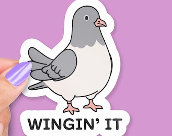 Sticker Wingin It, Sticker jeu de mots pigeon mignon, Sticker oiseau rigolo pour ordinateur portable, Sticker bouteille d'eau, cadeau pour des collègues ou des étudiants, motivant