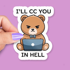 Op de afbeelding: Een sticker met een cartoonbeer, met een vlinderdas en een laptop, met een boze uitdrukking. De tekst op de sticker luidt "I'LL CC YOU IN HELL."