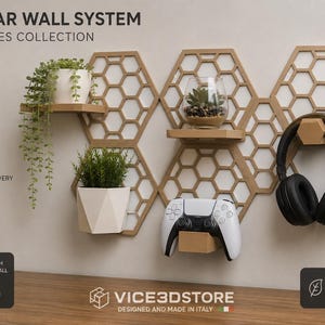 Peut inclure: Un système mural modulaire composé de trois panneaux hexagonaux interconnectés avec un motif en nid d'abeille. Le système comprend de petites étagères supportant une plante tombante, un bol en verre avec une succulente, une manette blanche et un casque noir.
