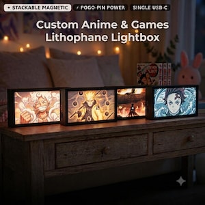 Può includere: Quattro scatole luminose litofane rettangolari nere con illustrazioni di personaggi anime. Il testo recita: STACKABLE MAGNETIC, POGO-PIN POWER, SINGLE USB-C e Custom Anime & Games Lithophane Lightbox. Ogni unità mostra una scena luminosa.