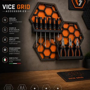 Può includere: Un sistema di archiviazione a parete modulare Vice Grid con telai esagonali neri e sfondi arancioni. Il sistema include un portacacciaviti per sei utensili e un portapinze per tre pinze. Il testo include Vice 3D Store e Vice Grid.