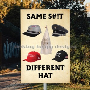 Pode incluir: Uma placa com o texto "SAME S#!T" e "DIFFERENT HAT" exibe vários chapéus: um boné confederado, um capuz branco, um chapéu militar preto, um boné vermelho "Make America Great Again" e um boné preto "ICE".