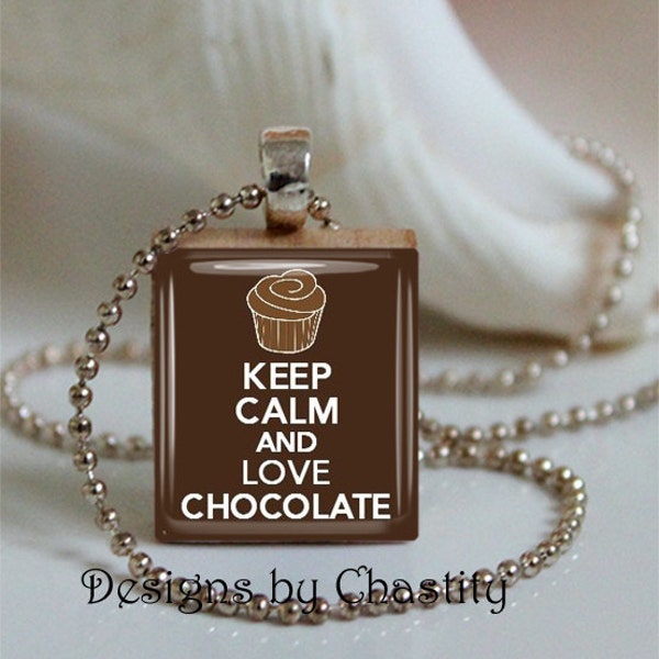 Garder calme et aime le Scrabble chocolat collier - chaîne incluse