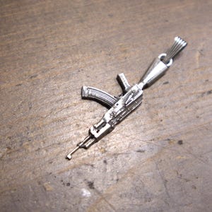 Pingente AK-47 feito à mão