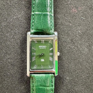 Green Vintage Seiko Slim  Quartz Gentlemen's Wrist Watch - FREE SHIPPING
