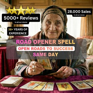 Può includere: Una donna anziana con un foulard e gioielli tiene in mano carte dei tarocchi, con diversi mazzi su un panno rosso. Il testo recita "ROAD OPENER SPELL" e "OPEN ROADS TO SUCCESS SAME DAY". Testo aggiuntivo indica "5000+ Reviews" e "38+ YEARS OF EXPERIENCE".