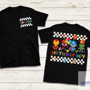 Puede incluir: Dos camisetas negras. Una tiene el nombre "CHARLIE" en colores arcoíris en un bolsillo a cuadros. La otra camiseta presenta superhéroes de dibujos animados, globos, regalos y las palabras "BIRTHAY BOY" sobre un fondo a cuadros.