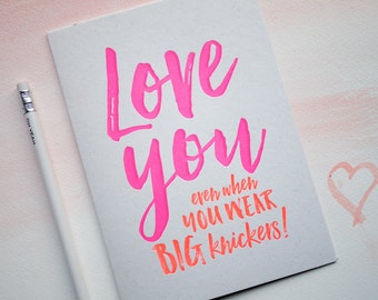 Tarjeta divertida de San Valentín o aniversario. Te quiero incluso con bragas grandes.