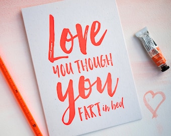Tarjeta divertida de San Valentín o aniversario. Te amo aunque te tiras un pedo en la cama