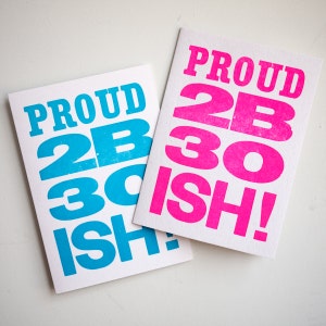 Typographie de 30 ans carte d'anniversaire néon rose ou lumineux bleu, 30e