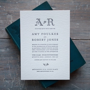 Muestra de invitación de boda con impresión tipográfica literaria Haworth