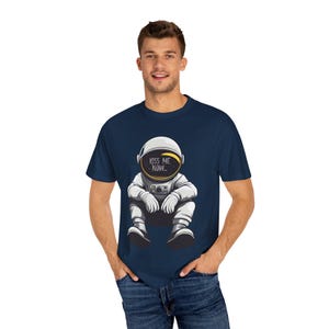 ¡Bésame ya! Camiseta unisex teñida, informal, con estampado de astronauta, regalo para amantes del espacio, moda divertida para fiestas.
