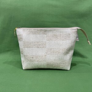 Pochette cosmetica a scacchiera color crema fatta a mano: elegante, sostenibile e realizzata con cura