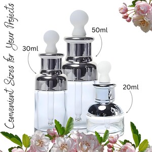 Puede incluir: Tres botellas de vidrio con tapas plateadas y goteros. Las botellas est&aacute;n etiquetadas con 20 ml, 30 ml y 50 ml.
