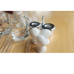 Puede incluir: Tres tapones de botella de silicona blanca con base cromada. Los tapones de botella est&aacute;n dise&ntilde;ados para adaptarse a botellas de vidrio.