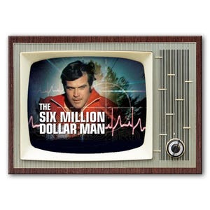 Puede incluir: Un televisor vintage con una pantalla que muestra a un hombre con una chaqueta roja con el texto "THE SIX MILLION DOLLAR MAN" en la pantalla.