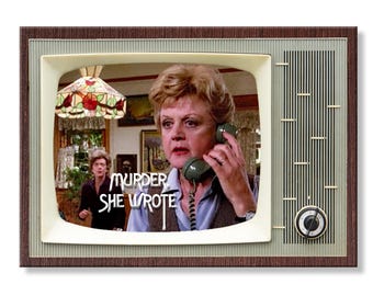 Puede incluir: Un televisor de estilo vintage con una pantalla que muestra una escena de "Se ha escrito un crimen". La imagen presenta a una mujer sosteniendo un teléfono verde, con el título del programa. El televisor tiene un marco marrón y una pantalla crema.
