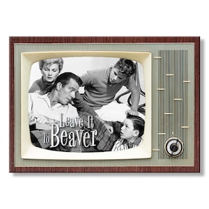 Może przedstawiać: Czarno-białe zdjęcie rodziny z serialu telewizyjnego z lat 50. "Leave It To Beaver" wyświetlane na zabytkowym telewizorze. Telewizor jest jasnobrązowy z zielonym ekranem i okrągłym pokrętłem po prawej stronie.