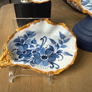 Omas handbemalte Austernschale mit blauen Blüten | Einzigartiges Geschenk mit floralem Motiv | Küstenhaus-Dekoration