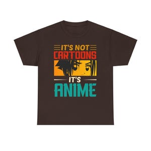 No es una caricatura, es una camiseta multicolor de anime