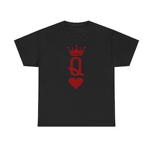 Camiseta con el símbolo Q de la reina de corazones coronada