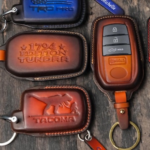 Handgemachte Totale Schlüsselanhänger Cover für Tacoma, Tundra, TRD Pro/Sport (2010–2025) - Ledertasche mit 55+ Farben, personalisiertes Geschenk für Ihn