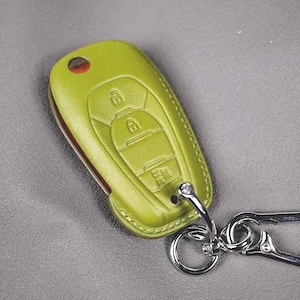 Leather Key Fob Cover Compatible with Chevy Sonic, Spark, Cruze, Equinox, Trax, Tracker, Onix, Trailblazer 2017–2021 – Flip Key Case