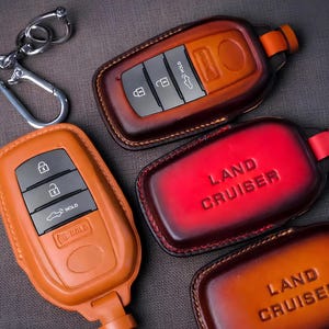 Funda de cuero para llavero hecha a mano, compatible con Toyota Land Cruiser 1958, primera edición, LC250 y LC300. Estuche con logotipo personalizado, regalo para él.