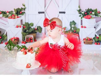 Conjunto de cumpleaños "Dulce Primer Año con Fresa": Tutú, body y diadema.