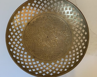 Cuenco de latón decorativo vintage, cuenco de latón repujado, cuenco de latón con pedestal, recortes de trébol de cuatro hojas, de Genin Trudeau, 8 1/2 pulgadas