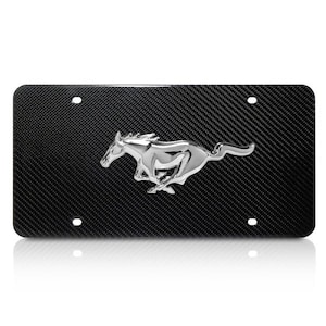 Puede incluir: Marco de matrícula de fibra de carbono negro con un logotipo de caballo Mustang en cromo plateado.