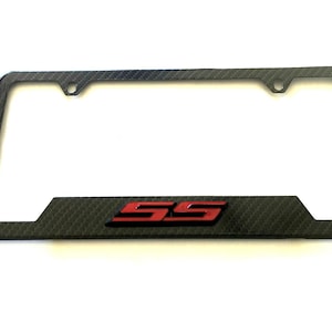 Op de afbeelding: Zwarte carbon fiber kentekenplaatframe met een rood "SS" embleem.