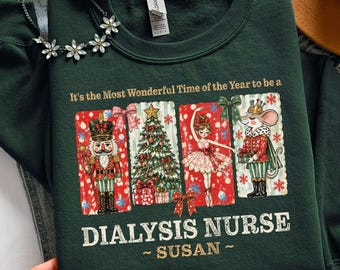 Puede incluir: Una sudadera verde bosque con un estampado gráfico de un cascanueces, un árbol de Navidad, una bailarina y un ratón con corona. El texto dice: It's the Most Wonderful Time of the Year to be a DIALYSIS NURSE ~ SUSAN ~.