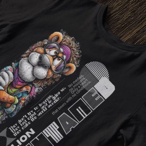 Löwen-Grafik-Streetwear-T-Shirt-lustiges Geschenk-kühles Karikatur-Kunst-T-Stück für Tierliebhaber, Haustier-Fans u