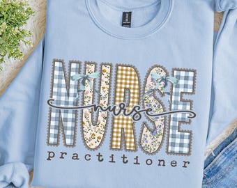 Puede incluir: Una sudadera de cuello redondo azul claro con la palabra NURSE en letras grandes y estampadas que combinan cuadros vichy azules, cuadros vichy amarillos y motivos florales, decoradas con lazos. La palabra practitioner aparece debajo en marrón.