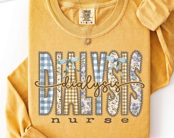 Puede incluir: Una camiseta de manga larga color amarillo mostaza con un estampado gráfico. El texto dice DIALYSIS en letras grandes rellenas de cuadros vichy azules, cuadros marrones y motivos florales, con la palabra nurse debajo. Dos lazos azul claro decoran las letras.