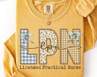 Puede incluir: Una camiseta de manga larga color amarillo mostaza con el texto LPN y Licensed Practical Nurse. Las letras están rellenas con patrones de cuadros vichy azules, flores y cuadros vichy beige, con lazos azul claro y texto en cursiva.