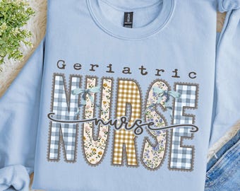 Puede incluir: Una sudadera de cuello redondo azul claro con el texto Geriatric Nurse en una fuente decorativa. Las letras están rellenas con patrones de cuadros vichy azules, amarillos y florales, acentuadas con pequeños lazos azules y una caligrafía.