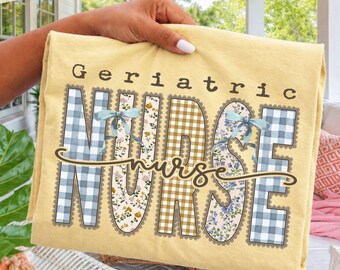 Puede incluir: Una camiseta de color amarillo pálido con el texto "Geriatric nurse" en fuente marrón oscuro. Las letras están rellenas con patrones de cuadros vichy azules y blancos, flores, y cuadros vichy marrones y blancos, con lazos celestes.