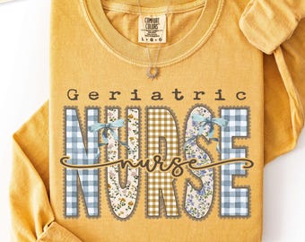 Puede incluir: Una camiseta de manga larga color amarillo mostaza con el texto Geriatric Nurse en una fuente decorativa. Las letras están rellenas con patrones de cuadros vichy azules, flores y cuadros marrones, con lazos azules en la N y la R.
