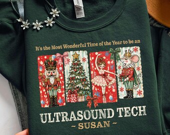 Puede incluir: Una sudadera de cuello redondo color verde bosque con un estampado gráfico que muestra un cascanueces, un árbol de Navidad, una bailarina y un ratón con corona. El texto dice: It's the Most Wonderful Time of the Year to be an ULTRASOUND TECH ~ SUSAN ~.