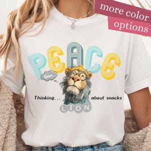 Funny Lion Shirt – Vintage Cartoon Animal Tee, Peace Graphic T-Shirt Gift for Snack Lovers