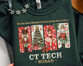 Puede incluir: Una sudadera de cuello redondo color verde bosque con un estampado gráfico que incluye el texto "It's the Most Wonderful Time of the Year to be a CT TECH SUSAN". El diseño muestra un cascanueces, un árbol de Navidad, una bailarina y un ratón.