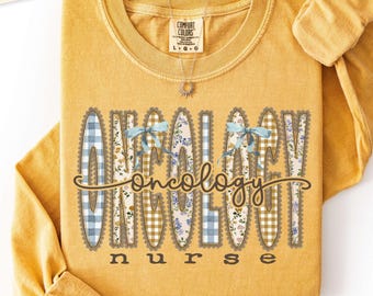 Puede incluir: Una camiseta de manga larga color amarillo mostaza con el texto ONCOLOGY en letras grandes estampadas con lazos azules, y la palabra nurse debajo. La prenda tiene cuello redondo y una etiqueta de la marca Comfort Colors en el cuello.