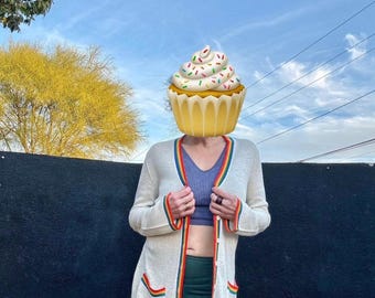 Vintage Herald House Knit Damen Strickjacke Kleine 1970er Jahre Retro Cottagecore Regenbogenbesatz