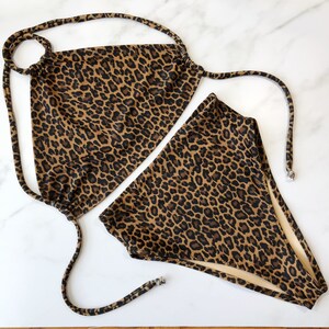 Traje de baño color marrón moca con estampado de leopardo, top halter corto, cintura alta, para mujer.