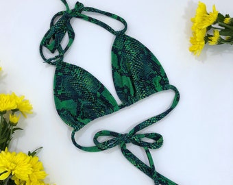 Top de bikini con estampado de serpiente