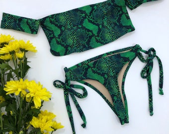 Bikini tipo tanga con estampado de serpiente de mujer de color verde