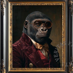 Può includere: Ritratto incorniciato di un gorilla con giacca bordeaux, papillon dorato e occhiali rotondi. La cornice nera e oro ornata circonda l'immagine. Il testo "Veritas Fine Prints ART COLLECTIVE" è in basso.